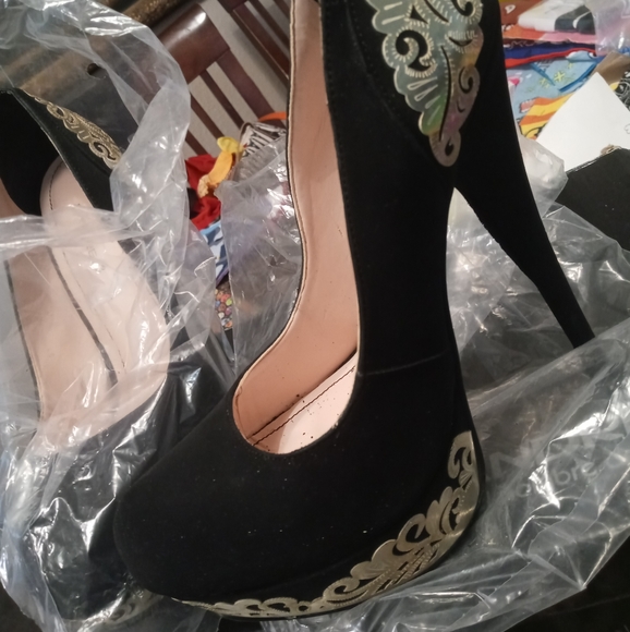 Heels - Picture 2 of 6